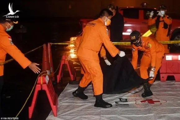 NÓNG: Vớt được các mảnh thi thể nghi của nạn nhân trong vụ rơi máy bay Indonesia