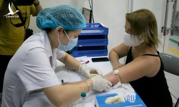 Nữ bệnh nhân COVID-19 người Mỹ bay từ TP.HCM ra Hà Nội hiến tặng huyết tương