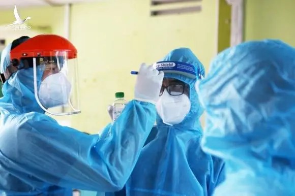 Nữ nhân viên y tế quận Bình Tân nghi mắc COVID-19 sau 15 lần đi lấy mẫu xét nghiệm