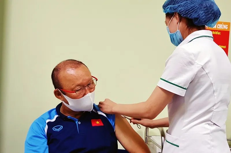 Ông Park Hang-seo và đội tuyển bóng đá Quốc gia Việt Nam được tiêm vaccine phòng COVID-19
