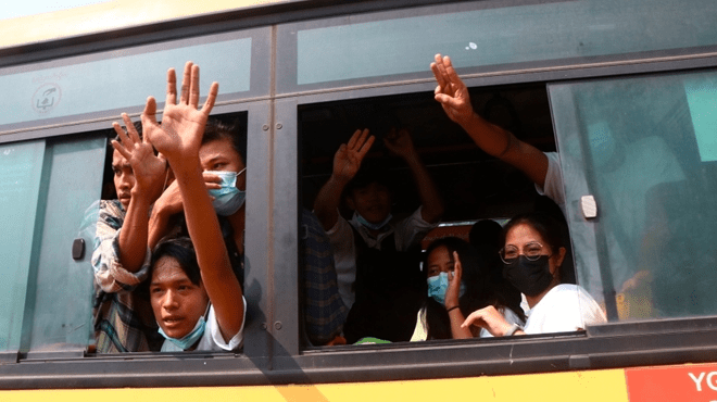 Quân đội Myanmar thả hàng trăm người biểu tình