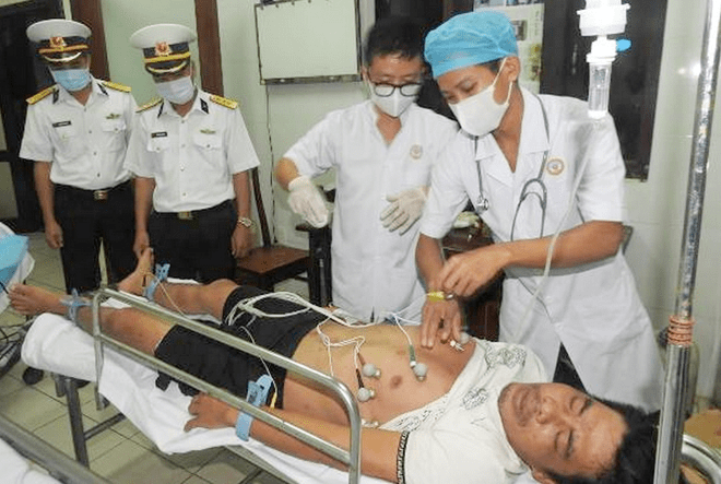 Quân y Trung tâm Y tế thị trấn Trường Sa cấp cứu ngư dân bị giảm áp