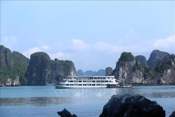 Du khách tới Quảng Ninh qua cảng hàng không Vân Đồn được miễn phí vé thăm quan Hạ Long và Yên Tử