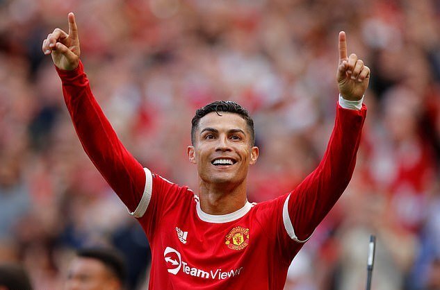 Ronaldo ra mắt chói sáng, MU đại thắng để lên đỉnh bảng xếp hạng