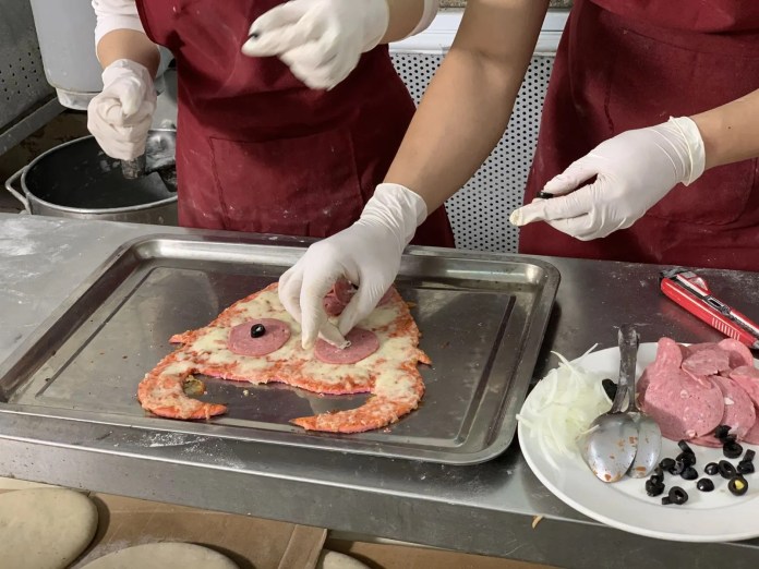 Sáng tạo bánh pizza Tân Sửu lấy cảm hứng từ con trâu