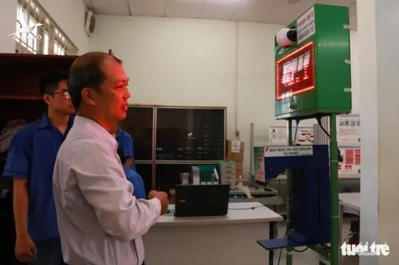 Sinh viên chế máy đo thân nhiệt tự động kết hợp khai báo y tế
