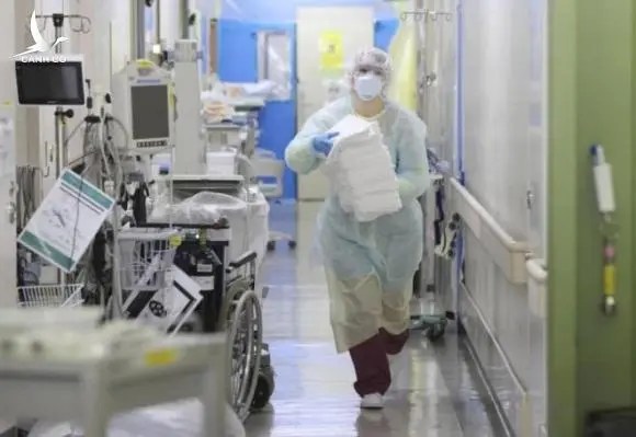 Số ca mắc COVID-19 tăng, Nhật Bản tiếp tục thiếu hụt giường bệnh