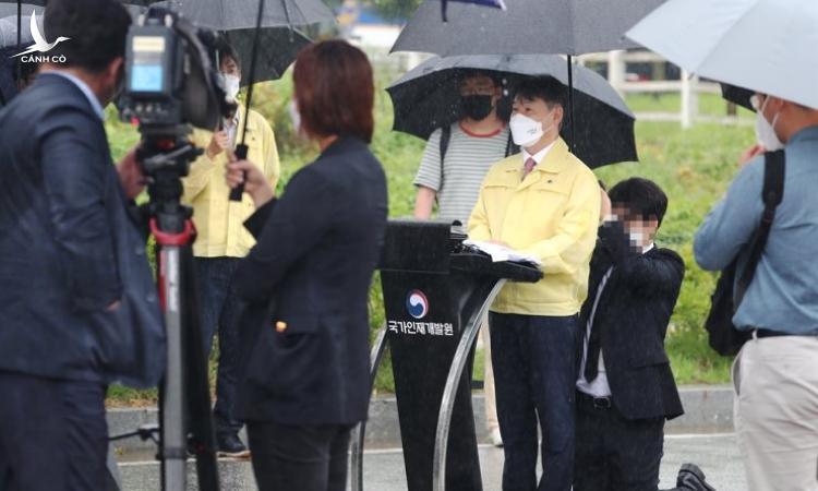 Thứ trưởng Hàn Quốc hứng chỉ trích vì để nhân viên quỳ gối che ô