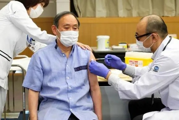 Thủ tướng Nhật Suga tiêm vaccine Covid-19
