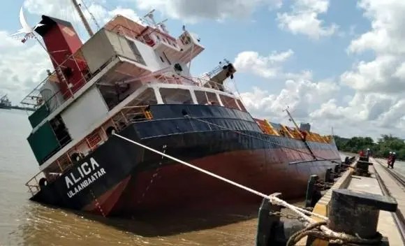 TP.HCM: Lật tàu chở container tại cảng Tân cảng Hiệp Phước, nhiều thùng hàng rơi xuống sông