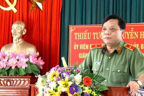 Trao quyết định cho Phó chủ nhiệm UB Kiểm tra Đảng ủy Công an Trung ương