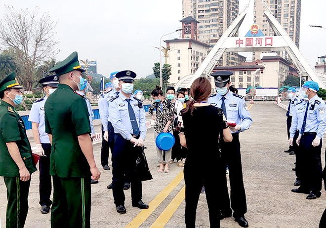 Trao trả 14 công dân Trung Quốc nhập cảnh trái phép
