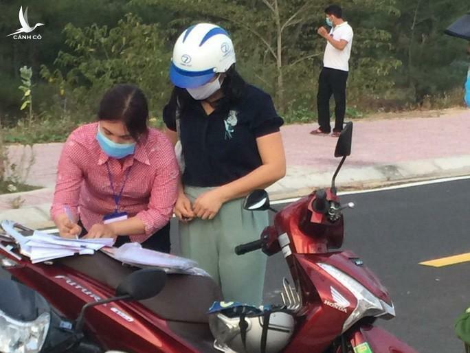 Trưởng Ban Kinh tế – Ngân sách HĐND tỉnh Phú Yên “đi xem đất” với 1 nữ cán bộ