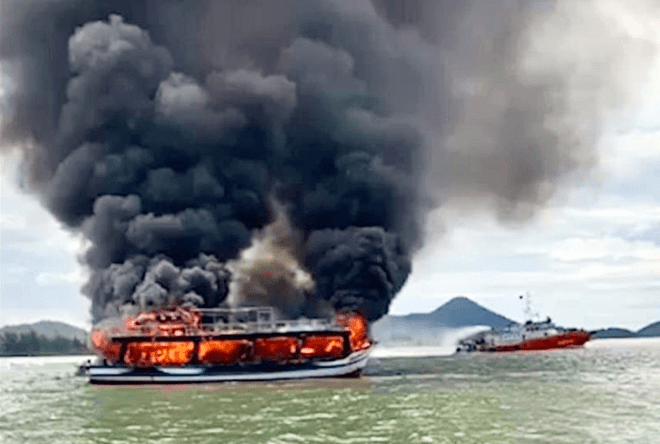 Ứng cứu 21 hành khách và 4 viên thuyền trên con tàu cháy giữa biển khơi
