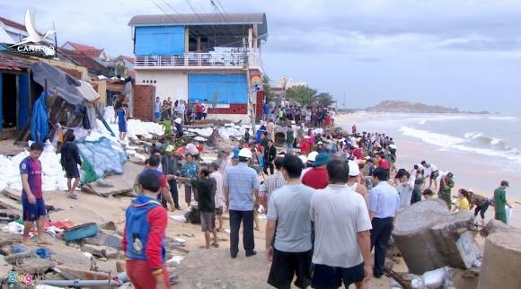 Bão số 5 làm sập bờ kè, dân Quy Nhơn lo nhà bị cuốn xuống biển