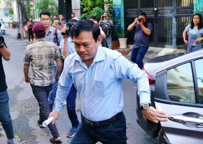 Bị cáo Nguyễn Hữu Linh đến tòa trước giờ xét xử tội dâm ô