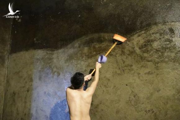 Cảnh công nhân cọ rửa bể nước ngầm hơn 1.000 m3 ở Hà Nội