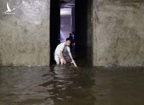 Cảnh công nhân cọ rửa bể nước ngầm hơn 1.000 m3 ở Hà Nội
