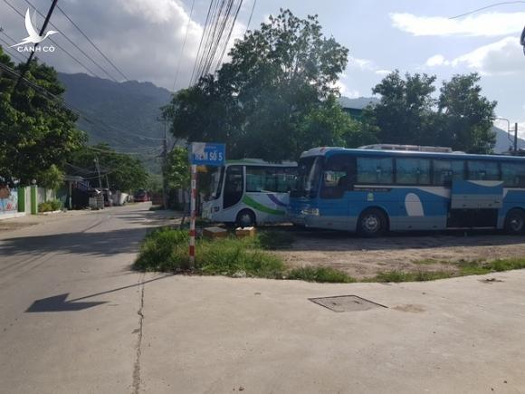 Dân ‘khóc’ vì xe du lịch chở khách Trung Quốc ồ ạt vào đường quê