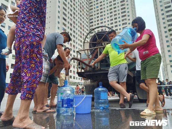 Hà Nội cung cấp nước sạch miễn phí cho dân các khu vực nhiễm dầu thải