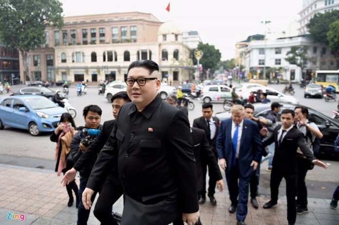 Hai nhân vật giả Trump - Kim bị 'tống' khỏi khách sạn ở Hà Nội