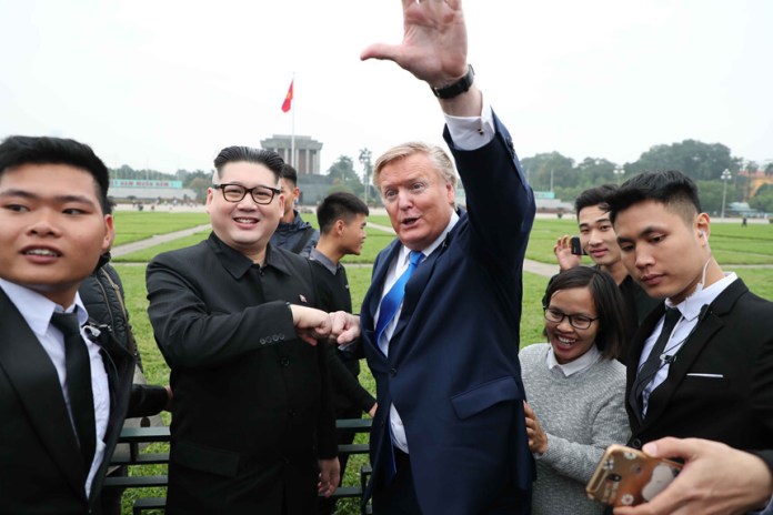 Hai nhân vật giả Trump - Kim bị 'tống' khỏi khách sạn ở Hà Nội