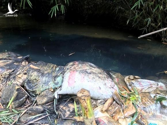 Hòa Bình thông tin vụ đổ dầu thải đầu nguồn nước sạch sông Đà