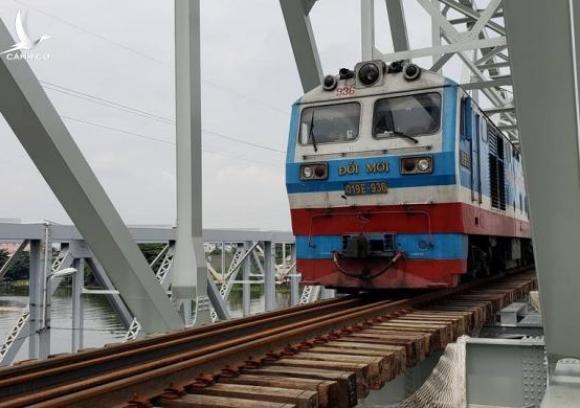Khoảnh khắc chuyến tàu đầu tiên đi qua cầu sắt Bình Lợi mới
