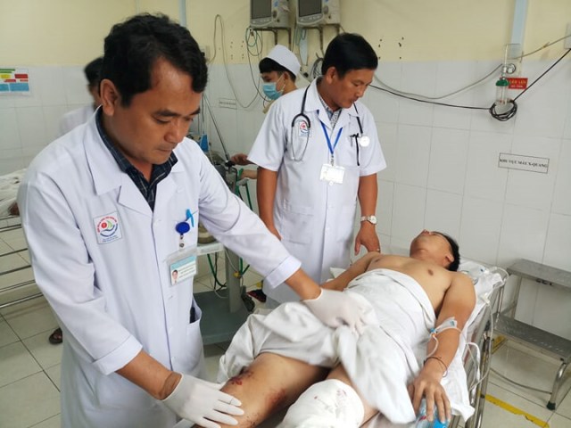 Lật xe khách ở Nha Trang, hàng chục người nhập viện