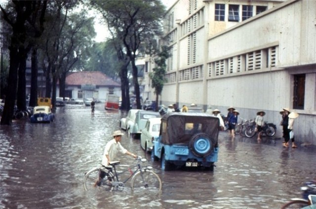Loạt ảnh cực độc về cảnh ngập lụt ở Sài Gòn xưa