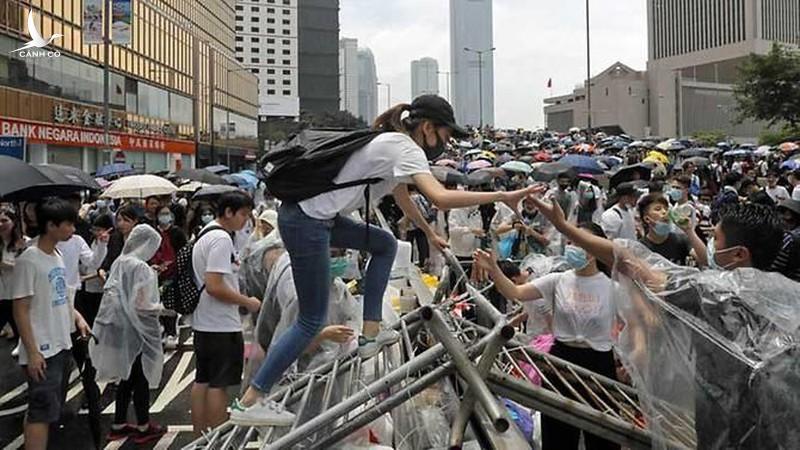 Lý do thực sự khiến hàng nghìn sinh viên Hong Kong xuống đường