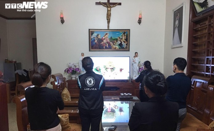Nhà thờ không gióng chuông, giáo dân Nghệ - Tĩnh dự lễ Phục sinh trực tuyến