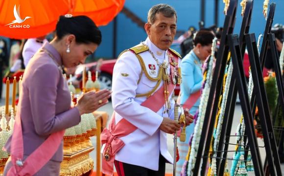 Quốc vương Thái Lan sa thải tiếp 4 cận vệ vì “hành vi sai trái cực kỳ tồi tệ” và “ngoại tình”