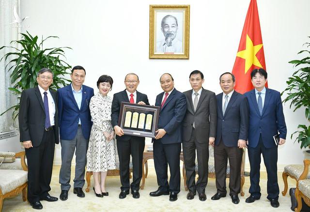 Thủ tướng chúc HLV Park và bóng đá Việt Nam thành công