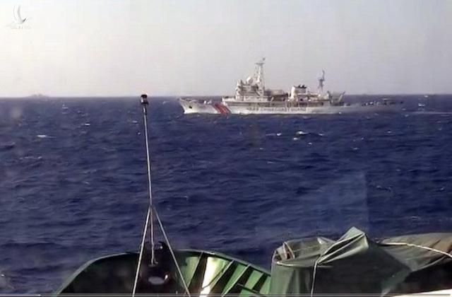 Thua tàu Khánh Hòa, tàu Hải cảnh bỏ chạy vào đảo nhân tạo Đá Chữ Thập