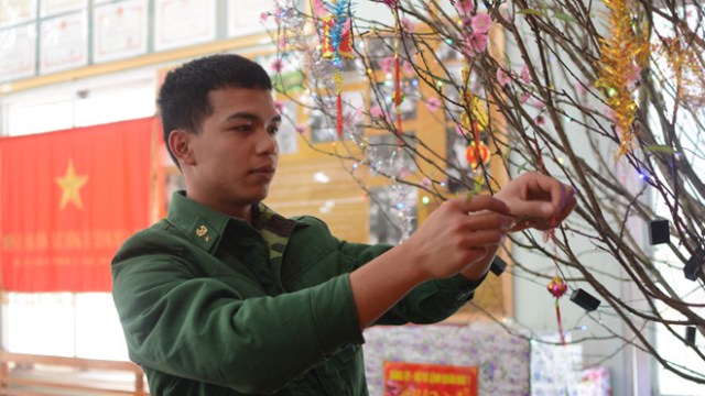 ‘Mẹ ơi tết này con không về’