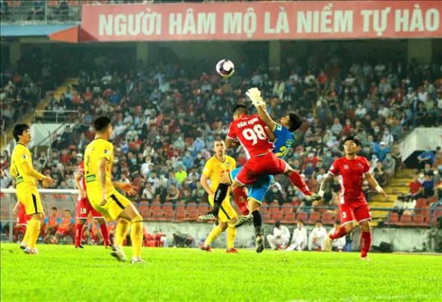 Ấn tượng vòng 7 V-League 2021: Đội bóng phố Núi vẫn ở đỉnh, Hà Nội FC 'trảm' tướng