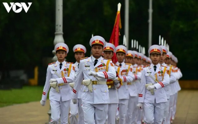 Ảnh: Nghi lễ treo cờ rủ Quốc tang nguyên Tổng Bí thư Lê Khả Phiêu tại Hà Nội