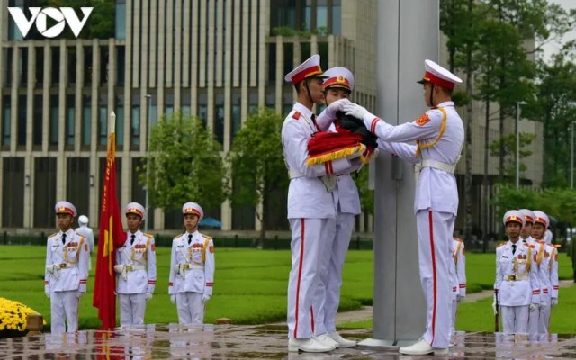 Ảnh: Nghi lễ treo cờ rủ Quốc tang nguyên Tổng Bí thư Lê Khả Phiêu tại Ba Đình