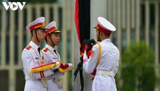 Ảnh: Nghi lễ treo cờ rủ Quốc tang nguyên Tổng Bí thư Lê Khả Phiêu tại Hà Nội