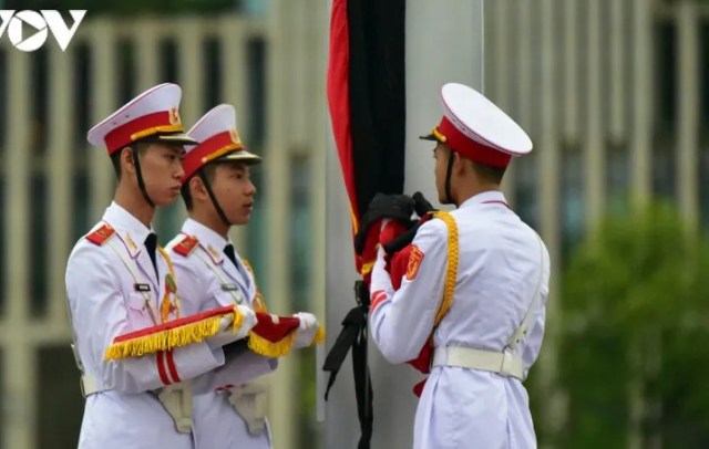 Ảnh: Nghi lễ treo cờ rủ Quốc tang nguyên Tổng Bí thư Lê Khả Phiêu tại Ba Đình