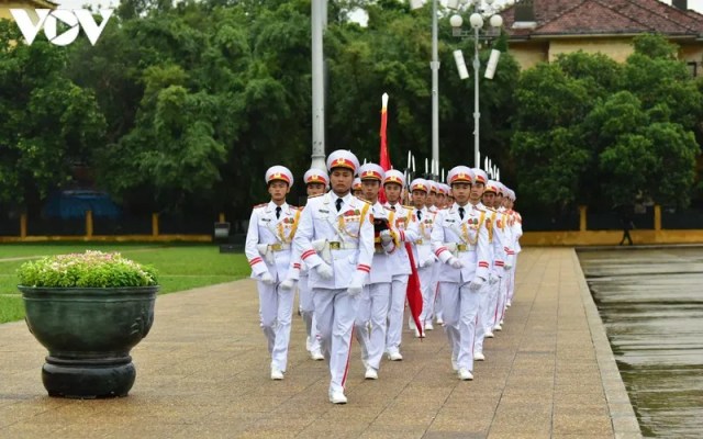 Ảnh: Nghi lễ treo cờ rủ Quốc tang nguyên Tổng Bí thư Lê Khả Phiêu tại Hà Nội