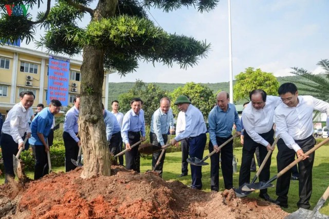 Ảnh: Thủ tướng làm việc tại Quảng Ninh và trò chuyện với công nhân mỏ