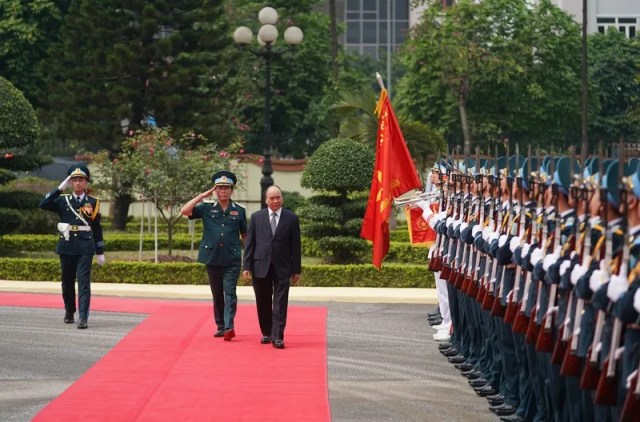 Ảnh: Thủ tướng thăm, làm việc với Quân chủng Phòng không - Không quân