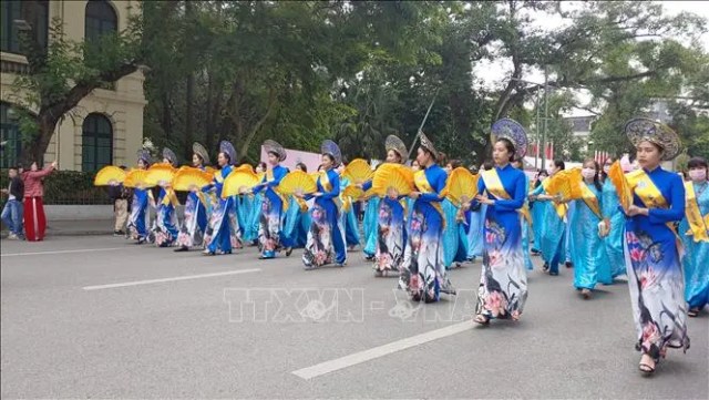 Tôn vinh tà áo dài truyền thống trong 'Hương sắc Tràng An'