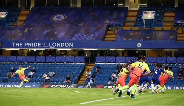 Bại trận trước Chelsea, Man City 'dâng' cúp vô địch cho Lữ đoàn đỏ