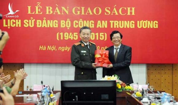 Bàn giao cuốn sách “Lịch sử Đảng bộ Công an Trung ương (1945 – 2015)”