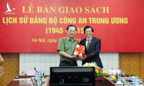 Bàn giao cuốn sách “Lịch sử Đảng bộ Công an Trung ương (1945 – 2015)”