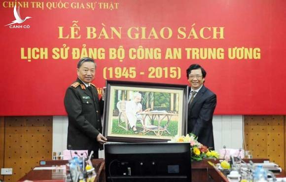 Bàn giao cuốn sách “Lịch sử Đảng bộ Công an Trung ương (1945 – 2015)”