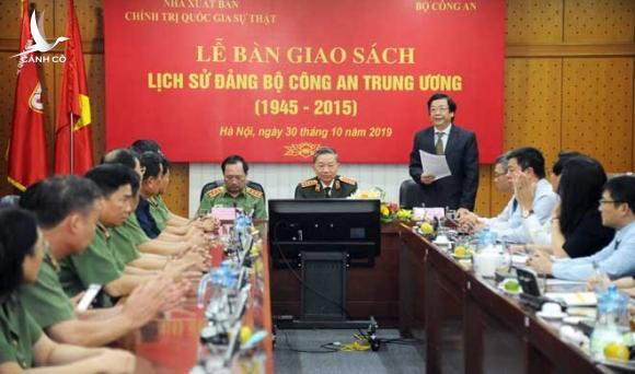 Bàn giao cuốn sách “Lịch sử Đảng bộ Công an Trung ương (1945 – 2015)”